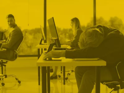 Salarié qui s'effondre de fatigue sur son bureau